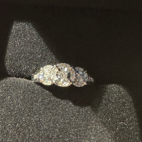 Zales engagement ring - Picture 3 of 7